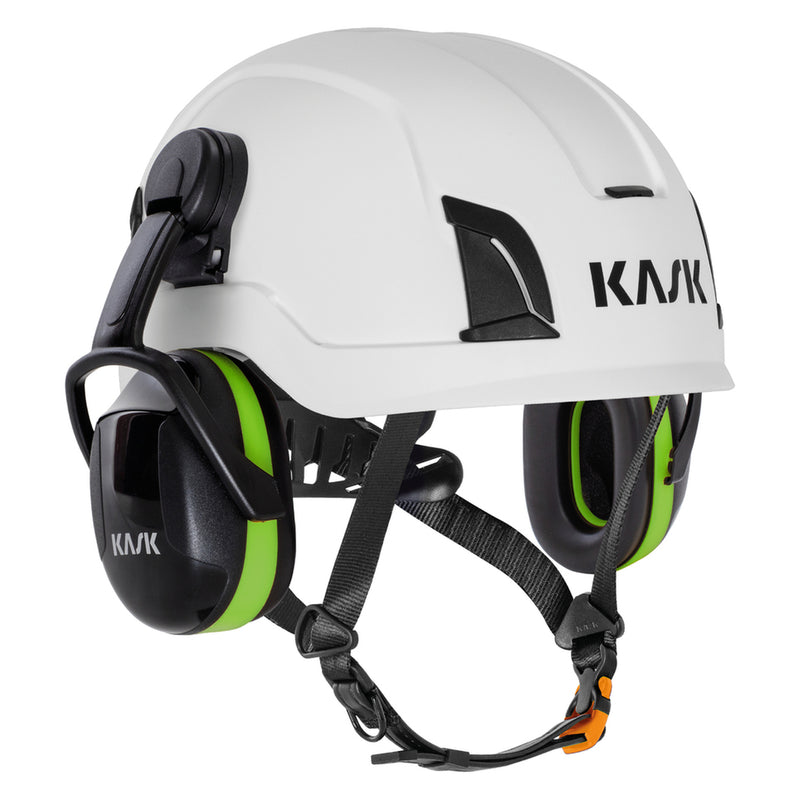 KASK SC1 Gehörschutz Grün, Montagebeispiel am KASK-Helm, Ansicht 1