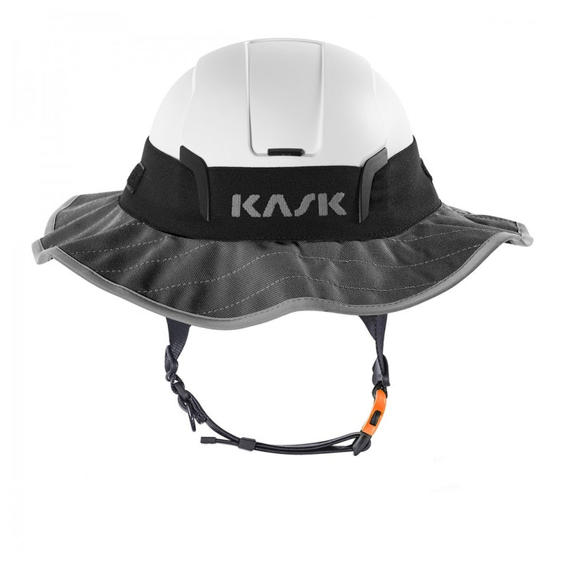 KASK Sombrero in Grau am weissen Schutzhelm, Montagebeispiel von vorne