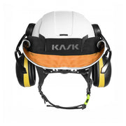 KASK Sombrero HiVis Orange mit Helm und Gehörschutz, Montagebeispiel von vorne