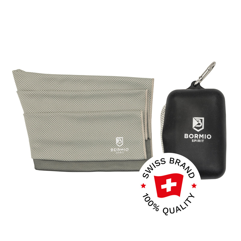 Bormio Spirit Ragni, graues Kühltuch mit Silikonbeutel und Karabiner mit Swiss-Brand-Button