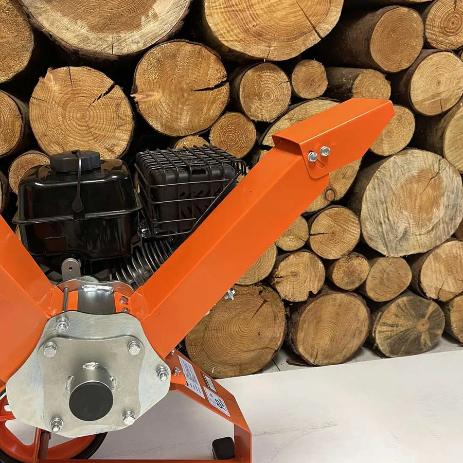 Forest Master MUL-CHIP-KIT, Nahansicht des montierten oberen Holzauswurfs am FM6DD-MUL