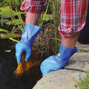 SHOWA TEMRES 281 blaue Arbeitshandschuhe bei Gartenarbeiten