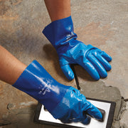 SHOWA TEMRES 281 blaue Arbeitshandschuhe bei Fliesenarbeiten