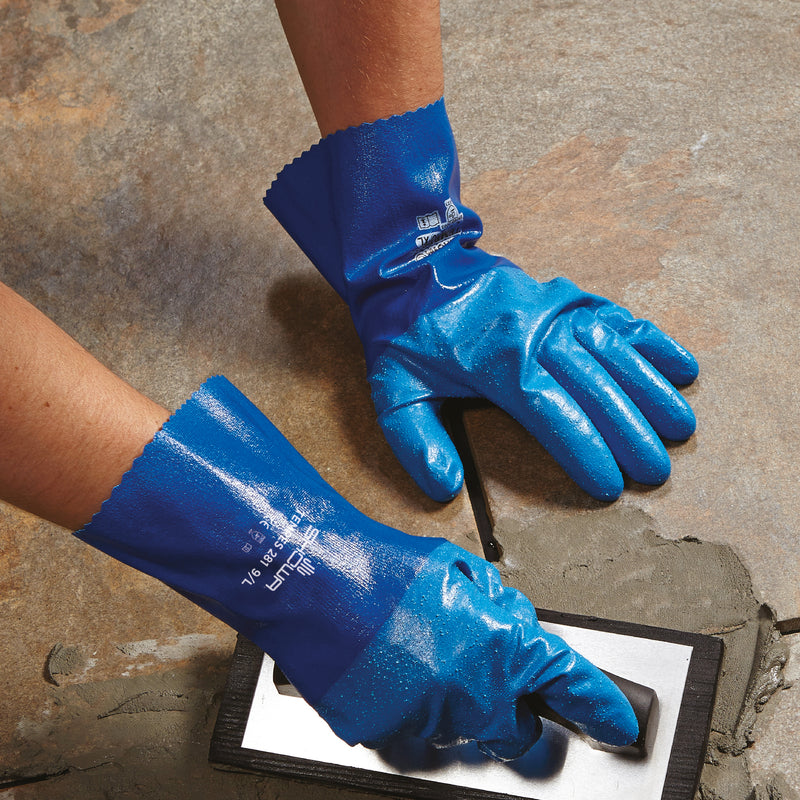 SHOWA TEMRES 281 blaue Arbeitshandschuhe bei Fliesenarbeiten