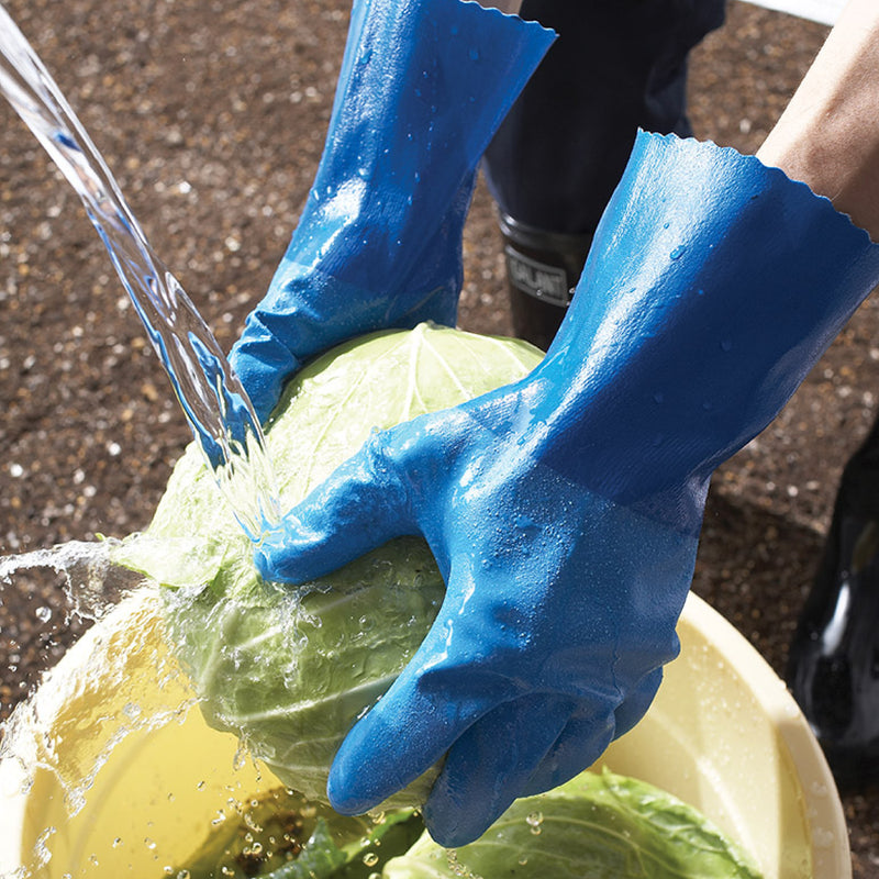 SHOWA TEMRES 281 blaue Arbeitshandschuhe bei der Reinigung mit Wasser