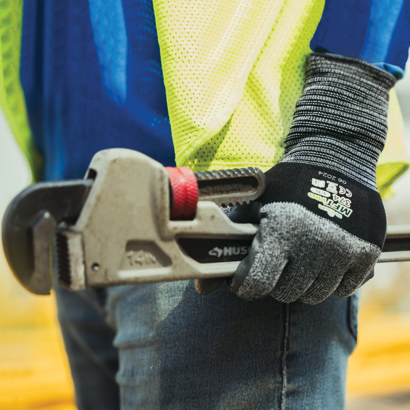 SHOWA MFT PRO 374 Montagehandschuhe bei der Handhabung eines Rohrs mit Werkzeug