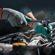 SHOWA 383 EBT Arbeitshandschuhe bei Arbeiten an einem Fahrzeugmotor