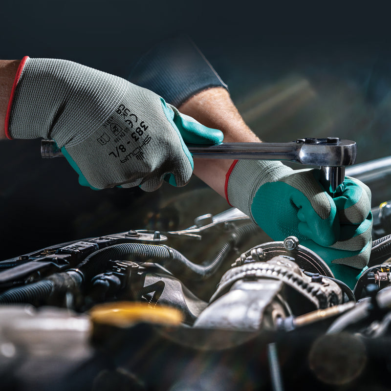 SHOWA 383 EBT Arbeitshandschuhe bei Arbeiten an einem Fahrzeugmotor