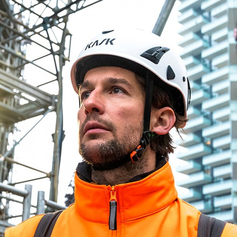 KASK Superplasma AQ Schutzhelm, Anwender mit weissem Helm auf der Baustelle