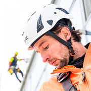 KASK Superplasma AQ Schutzhelm, Anwender mit weissem Helm und Kinnriemen im Einsatz