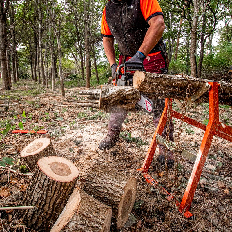 Sägebock aus Metall | bis 300 kg | bis 6 m Stamm | klappbar | mit Kettenfixierung | Forest Master Ultimate Saw Horse USH