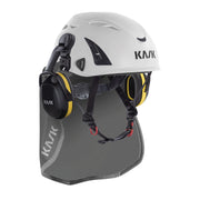 KASK Plasma Nackenschutz in Grau am Schutzhelm, Montagebeispiel mit Visier und Gehörschutz