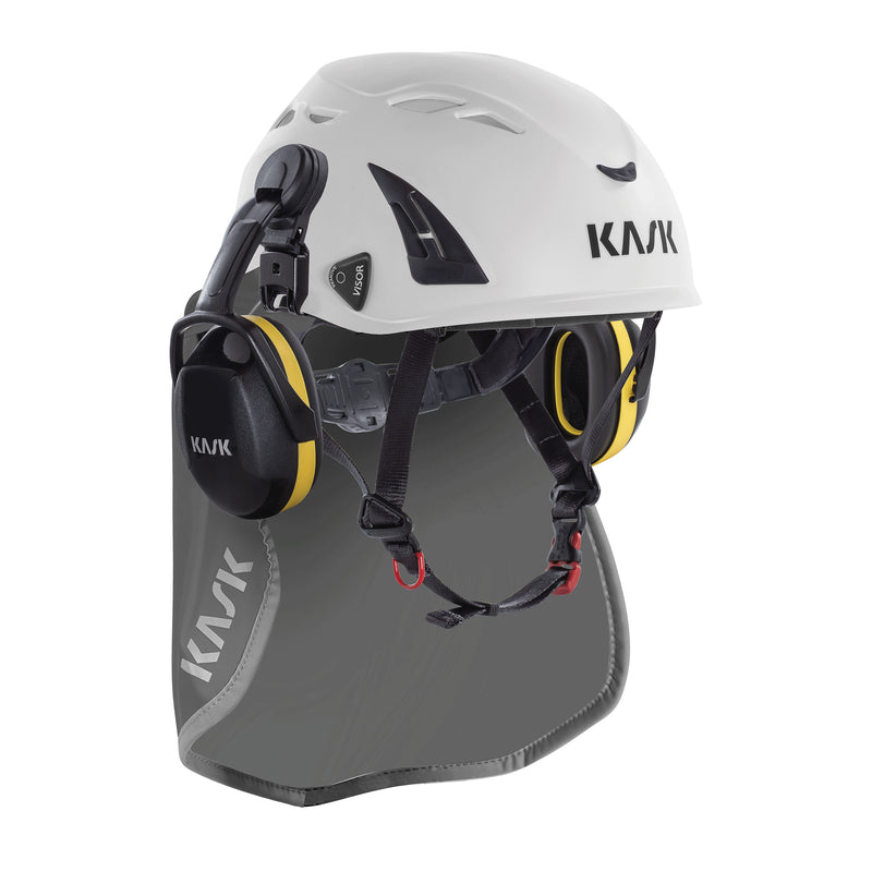 KASK Plasma Nackenschutz in Grau am Schutzhelm, Montagebeispiel mit Visier und Gehörschutz